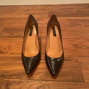 Ann Taylor black pointy-toe pumps